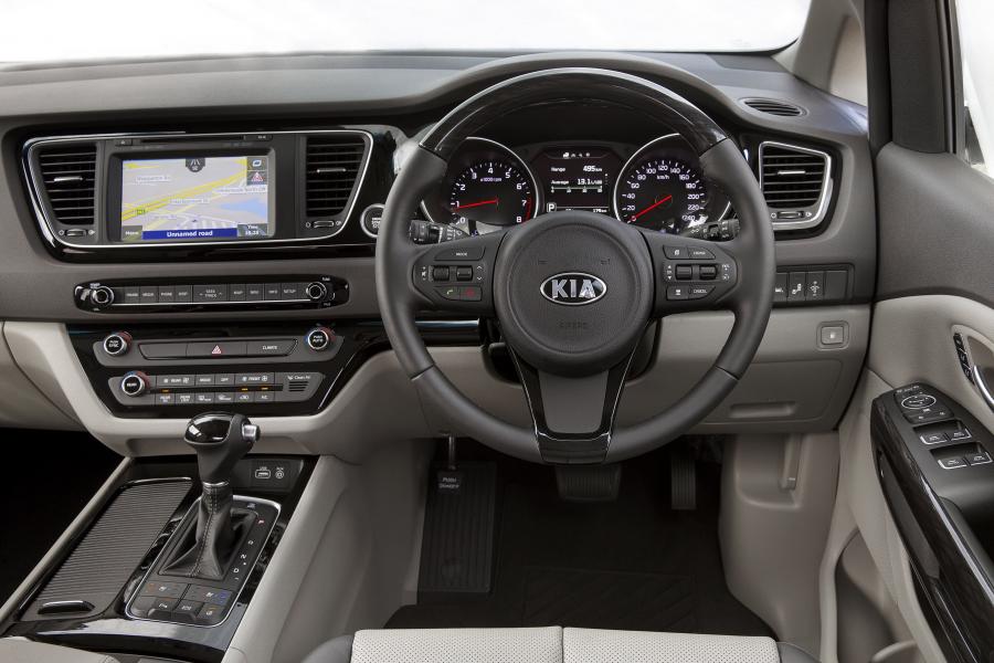Панель приборов Kia Carnival Platinum 2015 года  (AU) (фото 11 из 12)